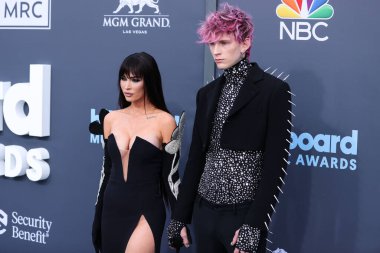 Amerikalı aktris Megan Fox ve Amerikalı rapçi / rapçi Makineli Tüfek Kelly (Colson Baker), 15 Mayıs 2022 'de MGM Grand Garden Arena' da düzenlenen 2022 Billboard Müzik Ödülleri 'ne geldiler.. 