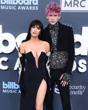Amerikalı aktris Megan Fox ve Amerikalı rapçi / rapçi Makineli Tüfek Kelly (Colson Baker), 15 Mayıs 2022 'de MGM Grand Garden Arena' da düzenlenen 2022 Billboard Müzik Ödülleri 'ne geldiler.. 