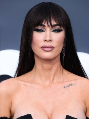 David Koma elbisesi giyen Amerikalı aktris Megan Fox, 15 Mayıs 2022 'de ABD' nin Las Vegas kentindeki MGM Grand Garden Arena 'da düzenlenen 2022 Billboard Müzik Ödülleri' ne geldi.