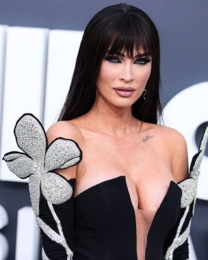 David Koma elbisesi giyen Amerikalı aktris Megan Fox, 15 Mayıs 2022 'de ABD' nin Las Vegas kentindeki MGM Grand Garden Arena 'da düzenlenen 2022 Billboard Müzik Ödülleri' ne geldi.