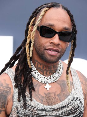 Natalia Fedner giyimli Amerikalı şarkıcı Ty Dolla $ign, 15 Mayıs 2022 'de ABD' nin Las Vegas, Nevada kentindeki MGM Grand Garden Arena 'da düzenlenen 2022 Billboard Müzik Ödülleri' ne geldi..