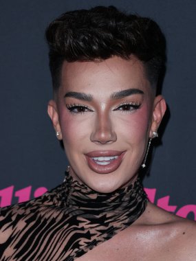Amerikalı YouTuber James Charles, 12 Mayıs 2022 'de Beverly Hills, Los Angeles, Kaliforniya, ABD' deki Hearst Estate 'te düzenlenen Rolling Stone ve Meta Açılış Yaratıcıları Sayısı Kutlaması' na ulaşır..