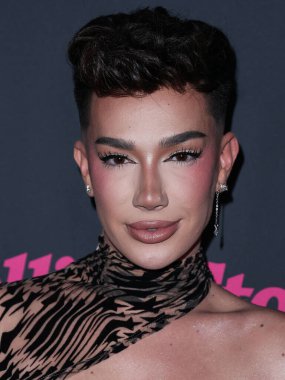 Amerikalı YouTuber James Charles, 12 Mayıs 2022 'de Beverly Hills, Los Angeles, Kaliforniya, ABD' deki Hearst Estate 'te düzenlenen Rolling Stone ve Meta Açılış Yaratıcıları Sayısı Kutlaması' na ulaşır..