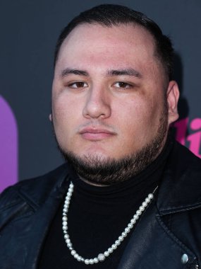 Koji, 12 Mayıs 2022 'de Beverly Hills, Los Angeles, Kaliforniya, ABD' deki Hearst Estate 'te düzenlenen Rolling Stone ve Meta Açılış Yaratıcıları Sayısı Kutlaması' na ulaşır..