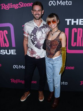 Nick Viall ve Demi Burnett, 12 Mayıs 2022 'de Beverly Hills, Los Angeles, Kaliforniya, ABD' deki Hearst Estate 'te düzenlenen Rolling Stone ve Meta Açılış Yaratıcıları Sayısı Kutlaması' na geldiler.. 