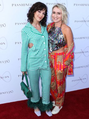 Arjantinli aktris Mela Green ve aktris Ashley Dulaney, 6 Mayıs 2022 'de Marina del Rey, Los Angeles, Kaliforniya' da düzenlenen Passionflix 'in' Driven 'Sezon 3.