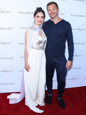 Amerikalı aktris Olivia Grace Applegate ve Amerikalı aktör Michael Roark, 6 Mayıs 2022 'de Los Angeles' taki Marina del Rey, Los Angeles 'ta düzenlenen Passionflix' in 'Driven' Sezon 3.