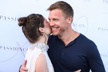 Amerikalı aktris Olivia Grace Applegate ve Amerikalı aktör Michael Roark, 6 Mayıs 2022 'de Los Angeles' taki Marina del Rey, Los Angeles 'ta düzenlenen Passionflix' in 'Driven' Sezon 3.