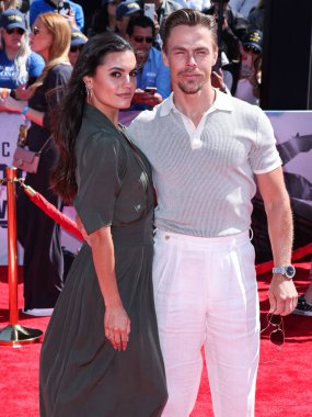 Hayley Erbert ve Derek Hough, Paramount Pictures 'ın Top Gun: Maverick filminin dünya prömiyerine 4 Mayıs 2022' de ABD 'nin San Diego, Kaliforniya' daki USS Midway Müzesi 'nde geldiler.. (