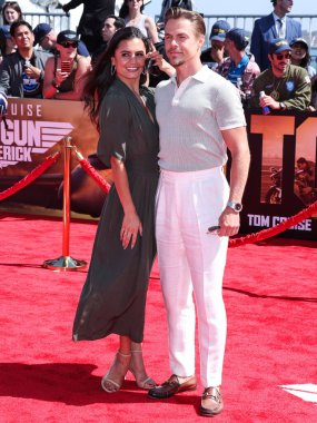 Hayley Erbert ve Derek Hough, Paramount Pictures 'ın Top Gun: Maverick filminin dünya prömiyerine 4 Mayıs 2022' de ABD 'nin San Diego, Kaliforniya' daki USS Midway Müzesi 'nde geldiler..
