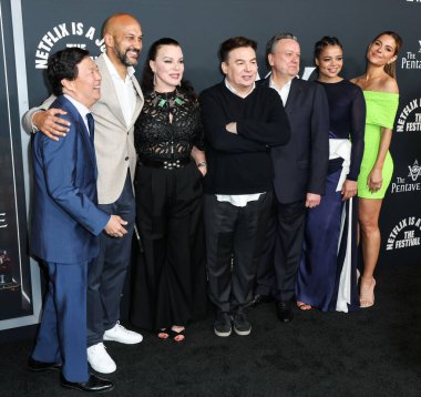 Ken Jeong, Keegan-Michael Key, Debi Mazar, Mike Myers, Richard McCabe, Lydia West ve Maria Menounos, 4 Mayıs 2022 'de Hollywood, Los Angeles, Kaliforniya' daki Liaison Restaurant + Lounge 'da düzenlenen Netflix' in 'The Pentaverate' partisine geldiler.