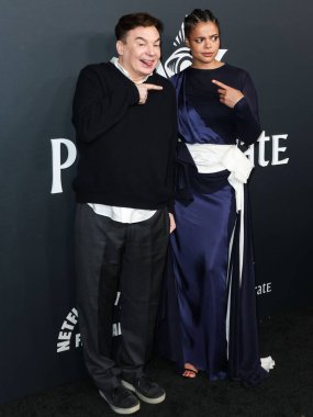 Kanadalı aktör Mike Myers ve İngiliz aktris Lydia West, 4 Mayıs 2022 'de Hollywood, Los Angeles, Kaliforniya, ABD' deki Liaison Restoran + Lounge 'da düzenlenen Netflix' in 'The Pentaverate' adlı partisine geldiler..