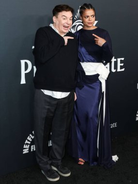 Kanadalı aktör Mike Myers ve İngiliz aktris Lydia West, 4 Mayıs 2022 'de Hollywood, Los Angeles, Kaliforniya, ABD' deki Liaison Restoran + Lounge 'da düzenlenen Netflix' in 'The Pentaverate' adlı partisine geldiler.. 