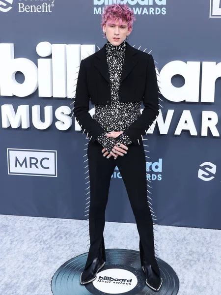 Machine Gun Kelly Колсон Бейкер Прибуває 2022 Billboard Music Awards — стокове фото