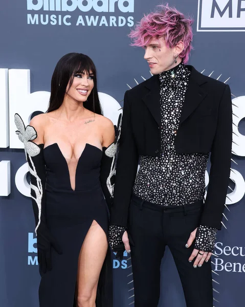 Amerikalı aktris Megan Fox ve Amerikalı rapçi / rapçi Makineli Tüfek Kelly (Colson Baker), 15 Mayıs 2022 'de MGM Grand Garden Arena' da düzenlenen 2022 Billboard Müzik Ödülleri 'ne geldiler.. 