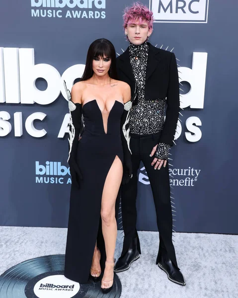 Amerikalı aktris Megan Fox ve Amerikalı rapçi / rapçi Makineli Tüfek Kelly (Colson Baker), 15 Mayıs 2022 'de MGM Grand Garden Arena' da düzenlenen 2022 Billboard Müzik Ödülleri 'ne geldiler.. 