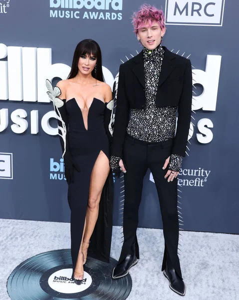 Amerikalı aktris Megan Fox ve Amerikalı rapçi / rapçi Makineli Tüfek Kelly (Colson Baker), 15 Mayıs 2022 'de MGM Grand Garden Arena' da düzenlenen 2022 Billboard Müzik Ödülleri 'ne geldiler.. 