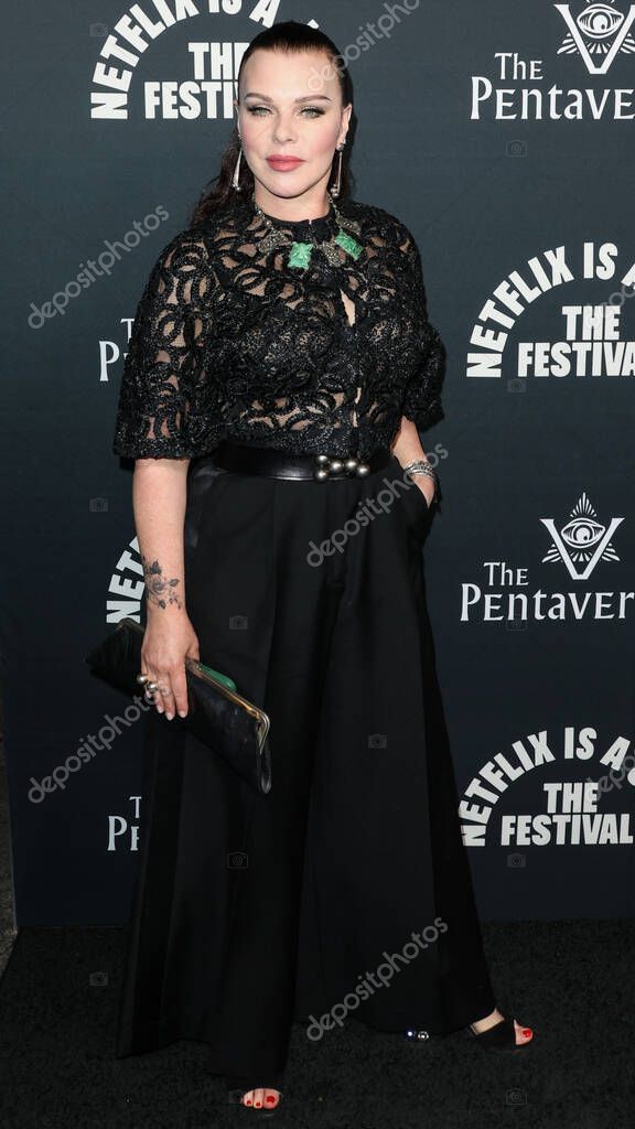 La actriz estadounidense Debi Mazar llega a Netflix 's' The Pentaverate