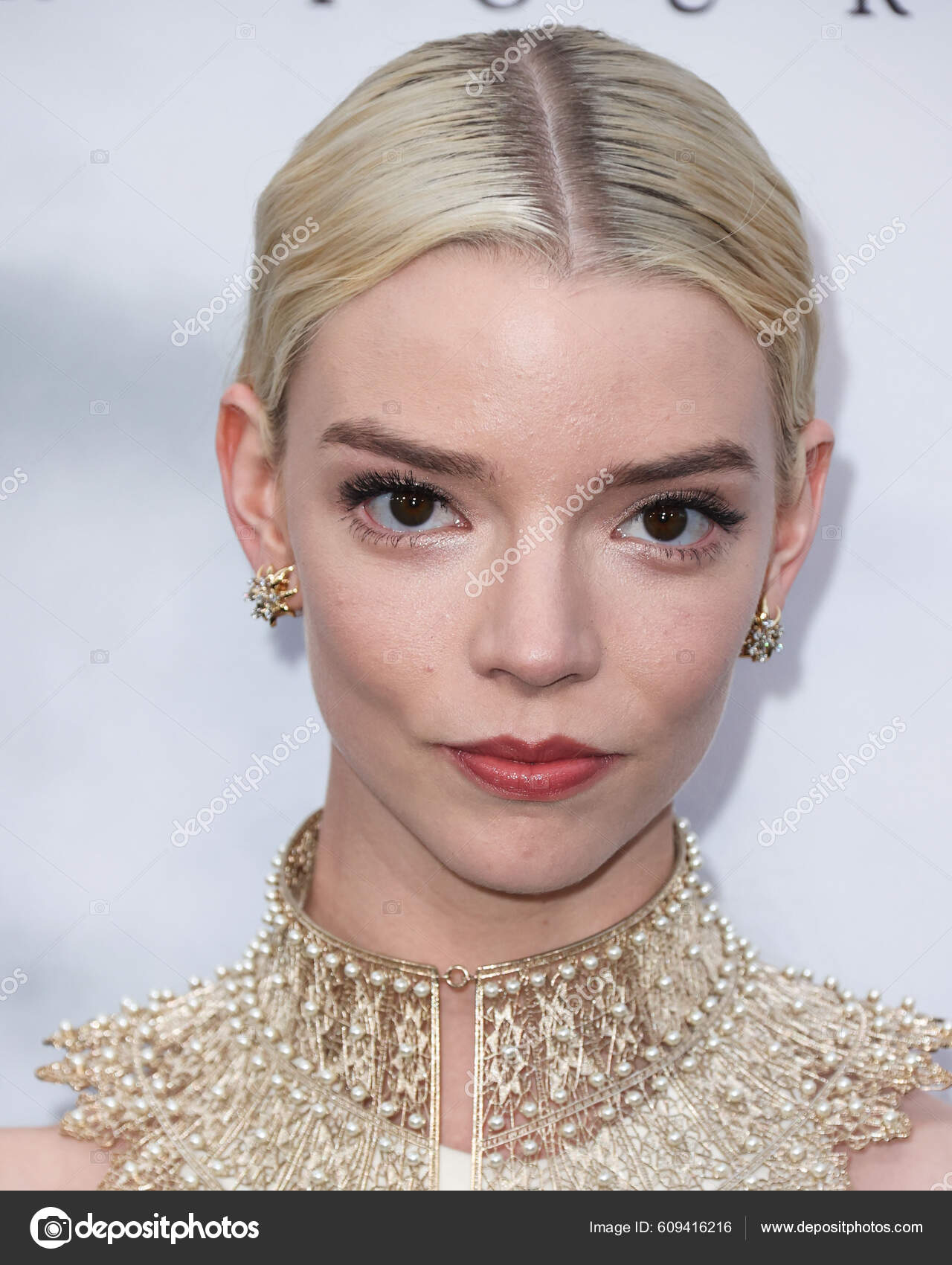 Актриса Аня Тейлор Джой Платье Диор Золотом Ожерелье Браслетом.