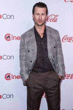 Amerikalı aktör Glen Powell, 28 Nisan 2022 tarihinde Las Vegas 'ta düzenlenen Ulusal Tiyatro Sahipleri Derneği resmi toplantısı olan Caesars Palace' daki Omnia Gece Kulübü 2022 CinemaCon Büyük Ekran Başarı Ödülleri 'ne geldi.