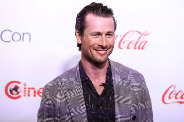 Amerikalı aktör Glen Powell, 28 Nisan 2022 tarihinde Las Vegas 'ta düzenlenen Ulusal Tiyatro Sahipleri Derneği resmi toplantısı olan Caesars Palace' daki Omnia Gece Kulübü 2022 CinemaCon Büyük Ekran Başarı Ödülleri 'ne geldi.