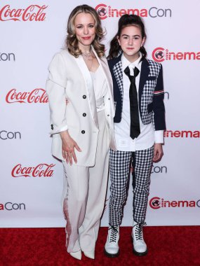 Kanadalı aktris Rachel McAdams ve Amerikalı aktris Abby Ryder Fortson, 28 Nisan 2022 'de Ceasars Palace' daki Omnia Gece Kulübü 'nde düzenlenen CinemaCon Büyük Ekran Başarı Ödülleri 2022' ye geldiler.