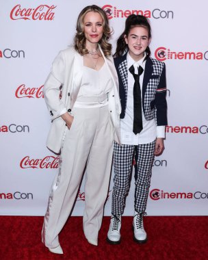 Kanadalı aktris Rachel McAdams ve Amerikalı aktris Abby Ryder Fortson, 28 Nisan 2022 'de Ceasars Palace' daki Omnia Gece Kulübü 'nde düzenlenen CinemaCon Büyük Ekran Başarı Ödülleri 2022' ye geldiler.