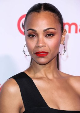 Aktris Zoe Saldaa (Zoe Saldana) 28 Nisan 2022 tarihinde Ulusal Tiyatro Sahipleri Derneği resmi toplantısı olan Caesars Palace 'daki Omnia Gece Kulübü' nde düzenlenen Sinema Büyük Ekran Başarı Ödülleri 2022 'ye ulaşır.