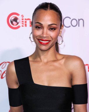 Amerikan aktris Zoe Saldaa (Zoe Saldana), Ulusal Tiyatro Sahipleri Derneği 'nin resmi toplantısı olan Ceasars Palace' daki Omnia Gece Kulübü 'nde düzenlenen 2022 CinemaCon Büyük Ekran Başarı Ödülleri' ne gelir.