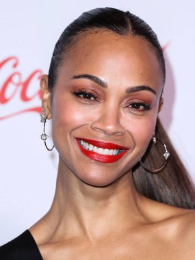 Amerikan aktris Zoe Saldaa (Zoe Saldana), Ulusal Tiyatro Sahipleri Derneği 'nin resmi toplantısı olan Ceasars Palace' daki Omnia Gece Kulübü 'nde düzenlenen 2022 CinemaCon Büyük Ekran Başarı Ödülleri' ne gelir.