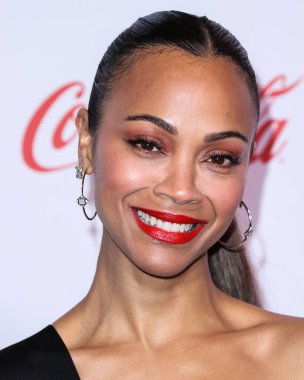 Amerikan aktris Zoe Saldaa (Zoe Saldana), Ulusal Tiyatro Sahipleri Derneği 'nin resmi toplantısı olan Ceasars Palace' daki Omnia Gece Kulübü 'nde düzenlenen 2022 CinemaCon Büyük Ekran Başarı Ödülleri' ne gelir.