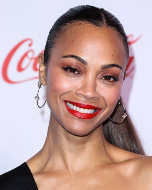 Amerikan aktris Zoe Saldaa (Zoe Saldana), Ulusal Tiyatro Sahipleri Derneği 'nin resmi toplantısı olan Ceasars Palace' daki Omnia Gece Kulübü 'nde düzenlenen 2022 CinemaCon Büyük Ekran Başarı Ödülleri' ne gelir.