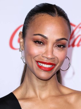 Amerikan aktris Zoe Saldaa (Zoe Saldana), Ulusal Tiyatro Sahipleri Derneği 'nin resmi toplantısı olan Ceasars Palace' daki Omnia Gece Kulübü 'nde düzenlenen 2022 CinemaCon Büyük Ekran Başarı Ödülleri' ne gelir.