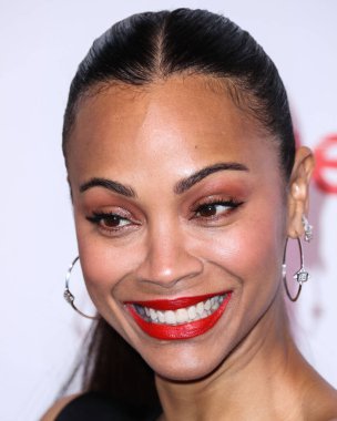 Amerikan aktris Zoe Saldaa (Zoe Saldana), Ulusal Tiyatro Sahipleri Derneği 'nin resmi toplantısı olan Ceasars Palace' daki Omnia Gece Kulübü 'nde düzenlenen 2022 CinemaCon Büyük Ekran Başarı Ödülleri' ne gelir.