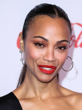 Amerikan aktris Zoe Saldaa (Zoe Saldana), Ulusal Tiyatro Sahipleri Derneği 'nin resmi toplantısı olan Ceasars Palace' daki Omnia Gece Kulübü 'nde düzenlenen 2022 CinemaCon Büyük Ekran Başarı Ödülleri' ne gelir.