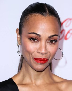 Aktris Zoe Saldaa (Zoe Saldana) 28 Nisan 2022 tarihinde Ulusal Tiyatro Sahipleri Derneği resmi toplantısı olan Caesars Palace 'daki Omnia Gece Kulübü' nde düzenlenen Sinema Büyük Ekran Başarı Ödülleri 2022 'ye ulaşır.