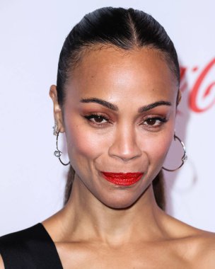 Aktris Zoe Saldaa (Zoe Saldana) 28 Nisan 2022 tarihinde Ulusal Tiyatro Sahipleri Derneği resmi toplantısı olan Caesars Palace 'daki Omnia Gece Kulübü' nde düzenlenen Sinema Büyük Ekran Başarı Ödülleri 2022 'ye ulaşır.