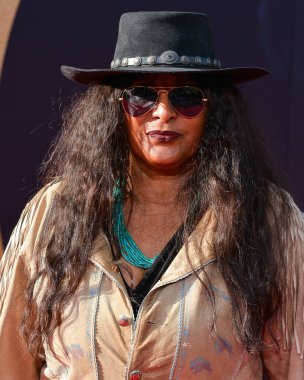 Amerikalı aktris Pam Grier 2022 TCM Klasik Film Festivali 'nin 40. yıl dönümü gösterimine geldi. The Extra-Terrestrial 21 Nisan 2022 'de Hollywood, Los Angeles, Kaliforniya' daki TCL Çin Tiyatrosu IMAX 'te düzenlendi.