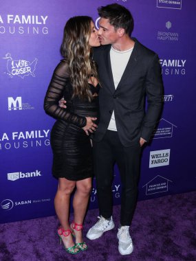 Amerikalı aktris Kayla Ewell ve eşi / Kanadalı aktör Tanner Novlan, 21 Nisan 2022 tarihinde Batı Hollywood, Los Angeles, Kaliforniya, ABD 'de düzenlenen Los Angeles Aile Konutları (LAFH) Ödülleri' ne geldiler.. 