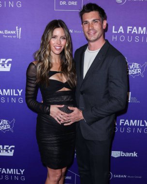 Amerikalı aktris Kayla Ewell ve eşi / Kanadalı aktör Tanner Novlan, 21 Nisan 2022 tarihinde Batı Hollywood, Los Angeles, Kaliforniya, ABD 'de düzenlenen Los Angeles Aile Konutları (LAFH) Ödülleri' ne geldiler.. 