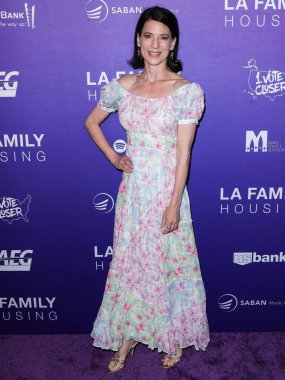 Amerikalı sinema oyuncusu Perrey Reeves, 21 Nisan 2022 'de Batı Hollywood, Los Angeles, Kaliforniya, ABD' deki Pacific Design Center 'da düzenlenen Los Angeles Family Housing (LAFH) ödüllerine ulaştı.. 