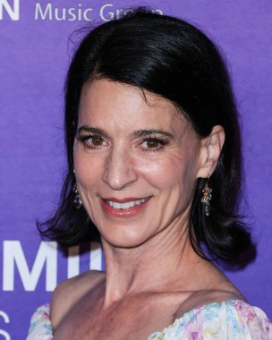 Amerikalı sinema oyuncusu Perrey Reeves, 21 Nisan 2022 'de Batı Hollywood, Los Angeles, Kaliforniya, ABD' deki Pacific Design Center 'da düzenlenen Los Angeles Family Housing (LAFH) ödüllerine ulaştı.. 