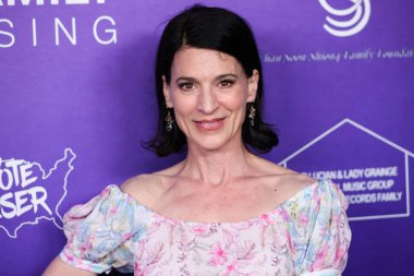 Amerikalı sinema oyuncusu Perrey Reeves, 21 Nisan 2022 'de Batı Hollywood, Los Angeles, Kaliforniya, ABD' deki Pacific Design Center 'da düzenlenen Los Angeles Family Housing (LAFH) ödüllerine ulaştı.. 