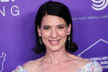 Amerikalı sinema oyuncusu Perrey Reeves, 21 Nisan 2022 'de Batı Hollywood, Los Angeles, Kaliforniya, ABD' deki Pacific Design Center 'da düzenlenen Los Angeles Family Housing (LAFH) ödüllerine ulaştı.. 