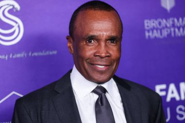 Amerikalı eski profesyonel boksör Sugar Ray Leonard, Los Angeles, Kaliforniya, ABD 'de 21 Nisan 2022 tarihinde Pasifik Tasarım Merkezi' nde düzenlenen Los Angeles Family Housing (LAFH) ödüllerine ulaştı.. 
