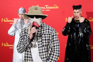 Porto Rikolu rapçi Bad Bunny, Madame Tussauds New York ve Madame Tussauds Orlando 'nun balmumu figürlerini 19 Nisan 2022' de Manhattan, New York, ABD 'de ortaya çıkardı..