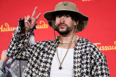 Porto Rikolu rapçi Bad Bunny, Madame Tussauds New York ve Madame Tussauds Orlando 'nun balmumu figürlerini 19 Nisan 2022' de Manhattan, New York, ABD 'de ortaya çıkardı.. 