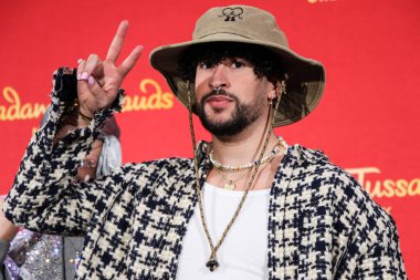 Porto Rikolu rapçi Bad Bunny, Madame Tussauds New York ve Madame Tussauds Orlando 'nun balmumu figürlerini 19 Nisan 2022' de Manhattan, New York, ABD 'de ortaya çıkardı.. 