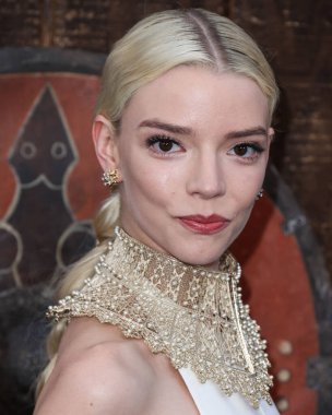 Tiffany ve Co. bilezikli Dior elbise ve altın yakalı kolye giyen aktris Anya Taylor-Joy, 18 Nisan 2022 'de ABD' nin Los Angeles kentinde bulunan TCL Çin Tiyatrosu IMAX 'ta düzenlenen Focus Features' The Northman 'filminin Los Angeles galasına geldi.