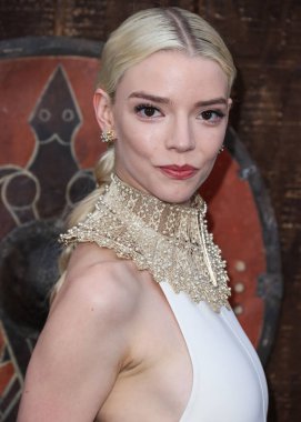 Tiffany ve Co. bilezikli Dior elbise ve altın yakalı kolye giyen aktris Anya Taylor-Joy, 18 Nisan 2022 'de ABD' nin Los Angeles kentinde bulunan TCL Çin Tiyatrosu IMAX 'ta düzenlenen Focus Features' The Northman 'filminin Los Angeles galasına geldi.